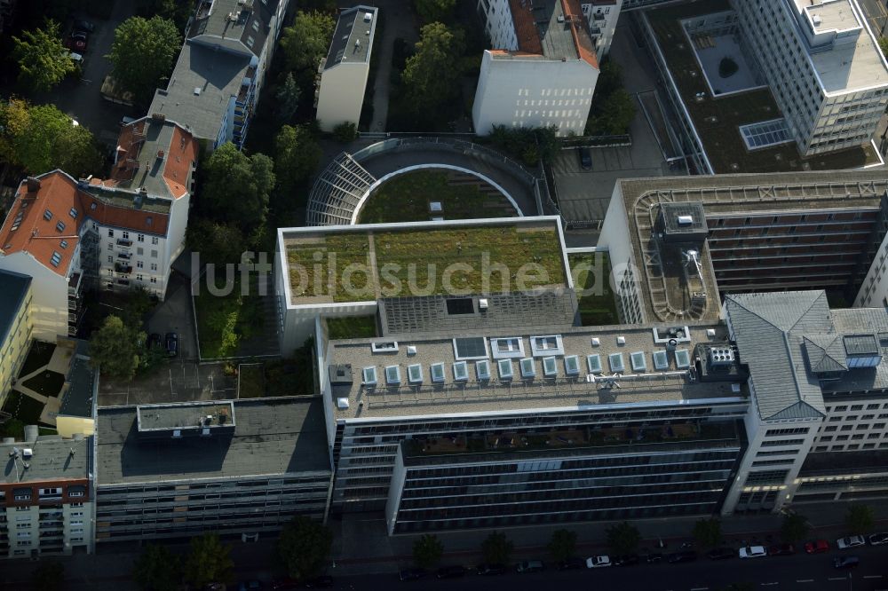 Berlin von oben - Begrüntes Dach eines Bürogebäudes und Geschäftshauses in der Leibnizstraße 103 im Ortsteil Charlottenburg in Berlin