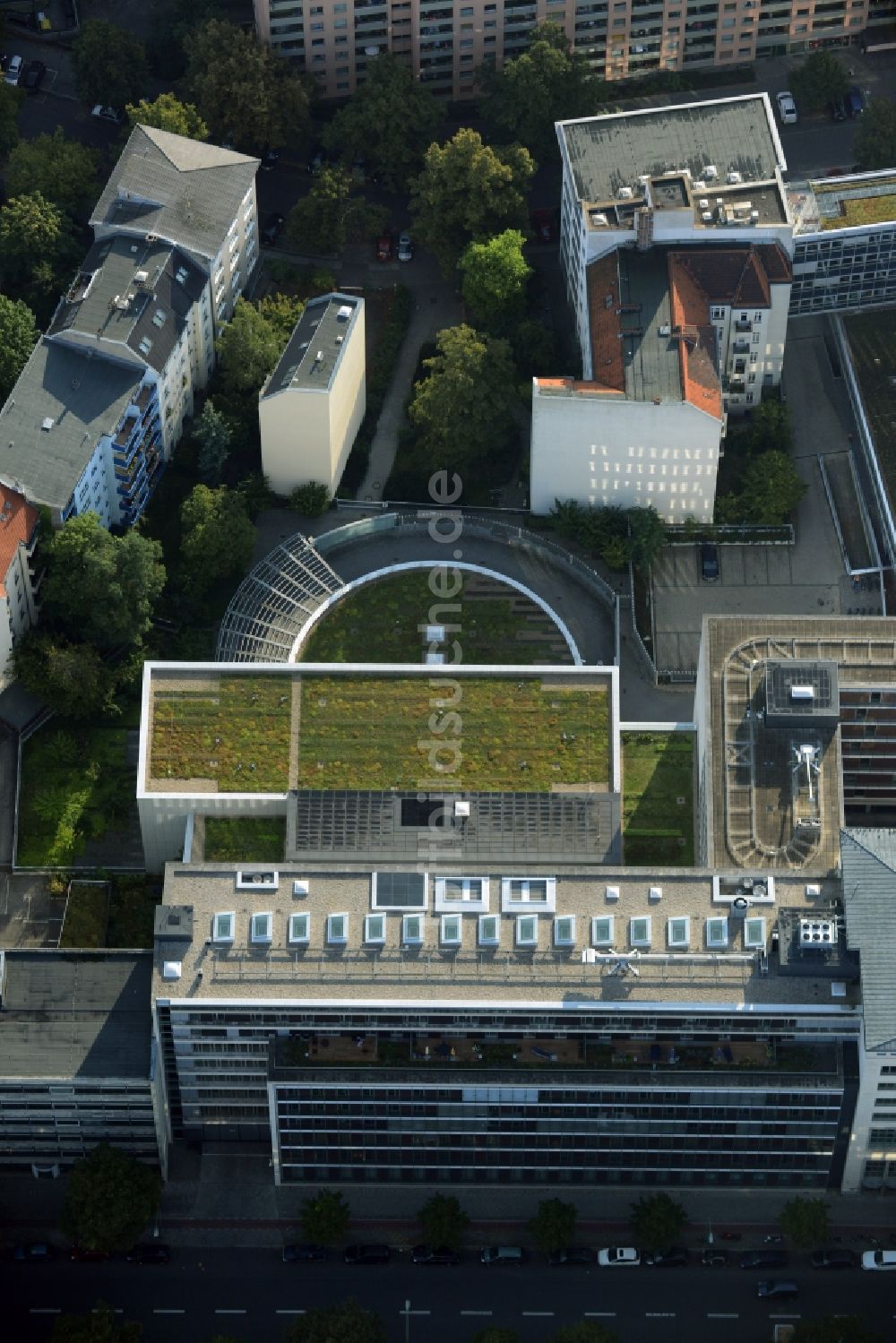 Berlin aus der Vogelperspektive: Begrüntes Dach eines Bürogebäudes und Geschäftshauses in der Leibnizstraße 103 im Ortsteil Charlottenburg in Berlin