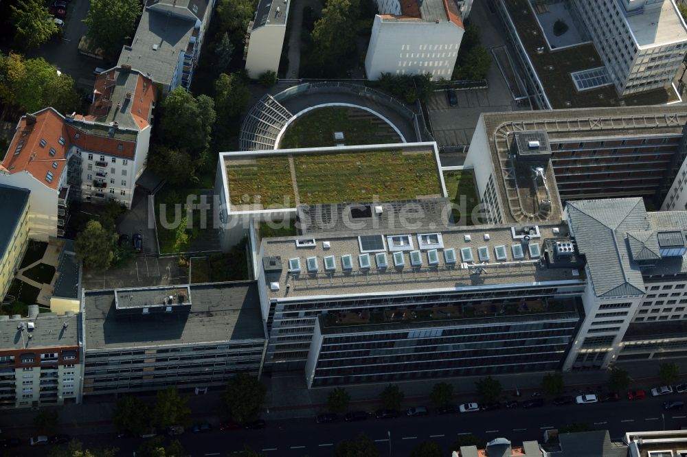 Luftaufnahme Berlin - Begrüntes Dach eines Bürogebäudes und Geschäftshauses in der Leibnizstraße 103 im Ortsteil Charlottenburg in Berlin