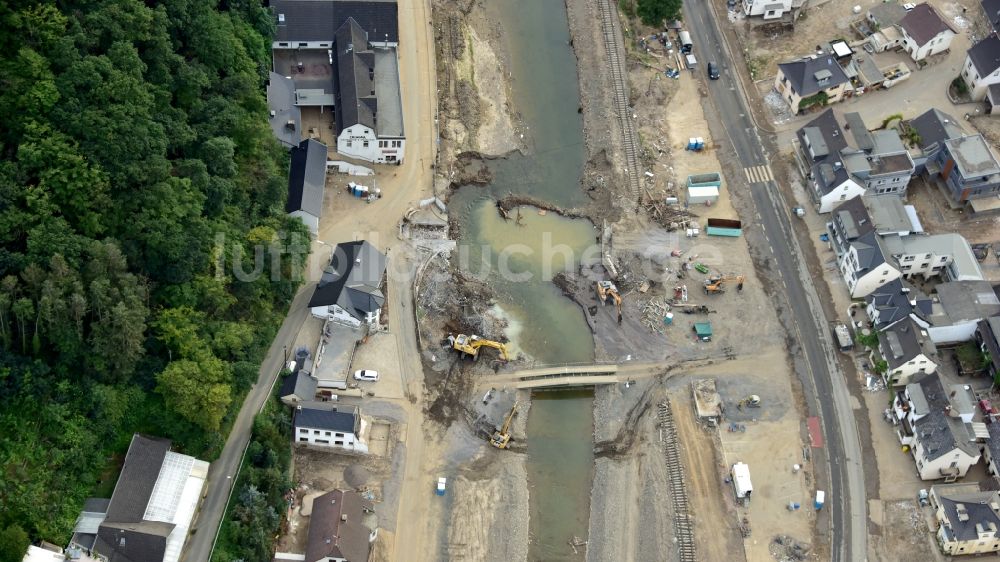 Luftaufnahme Dernau - Behelfsbrücke in Dernau nach der Hochwasserkatastrophe im Ahrtal diesen Jahres im Bundesland Rheinland-Pfalz, Deutschland