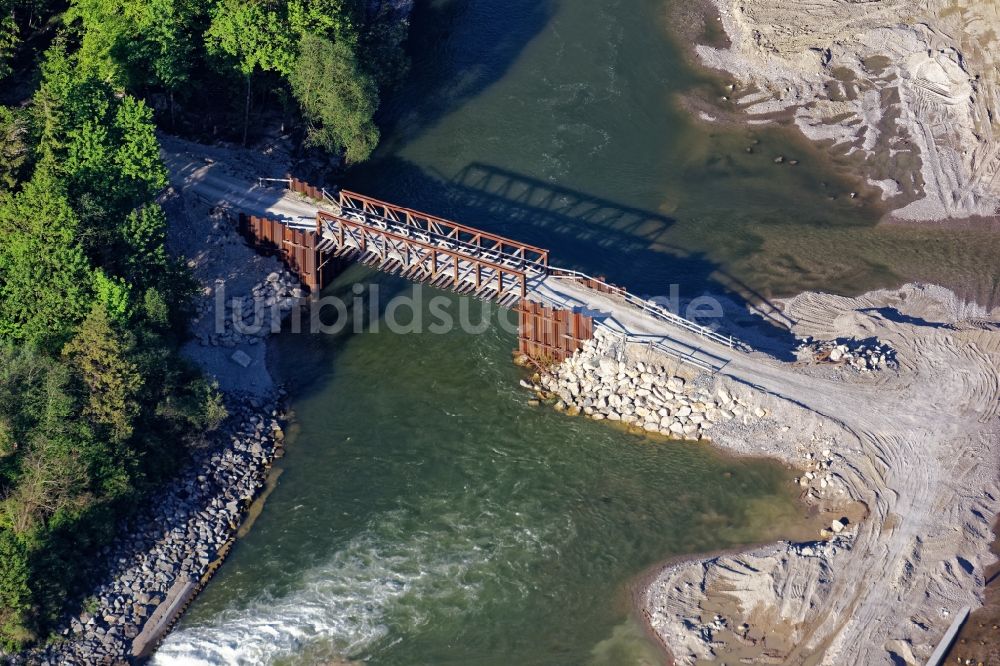 Luftaufnahme Baierbrunn - Behelfsbrücke am Isarwehr bei Baierbrunn im Landkreis München im Bundesland Bayern