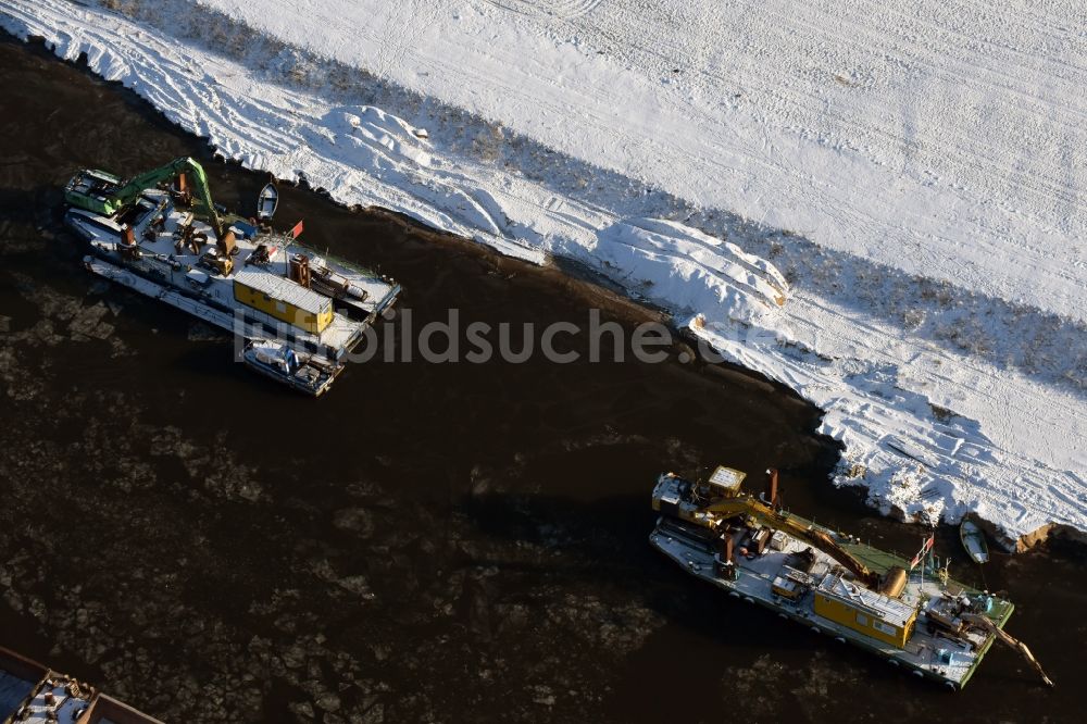 Elbe-Parey von oben - Bei winterliche Schnee- und Eis- Witterung abgestellte Spezialschiffe am Ufer des Elbe-Havel-Kanales in Güsen im Bundesland Sachsen-Anhalt