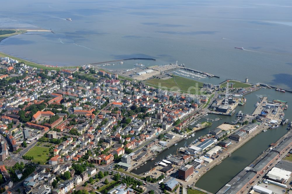 Cuxhaven aus der Vogelperspektive: Belade- Verladestation im Hafenbereich des Amerikahafens mit dem Pier Steubenhöft in Cuxhaven im Bundesland Niedersachsen