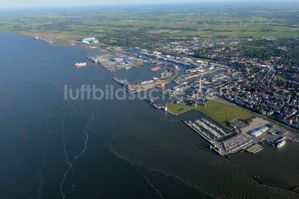 Luftbild Cuxhaven - Belade- Verladestation im Hafenbereich des Amerikahafens mit dem Pier Steubenhöft in Cuxhaven im Bundesland Niedersachsen