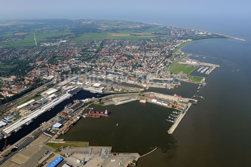 Luftaufnahme Cuxhaven - Belade- Verladestation im Hafenbereich des Amerikahafens mit dem Pier Steubenhöft in Cuxhaven im Bundesland Niedersachsen