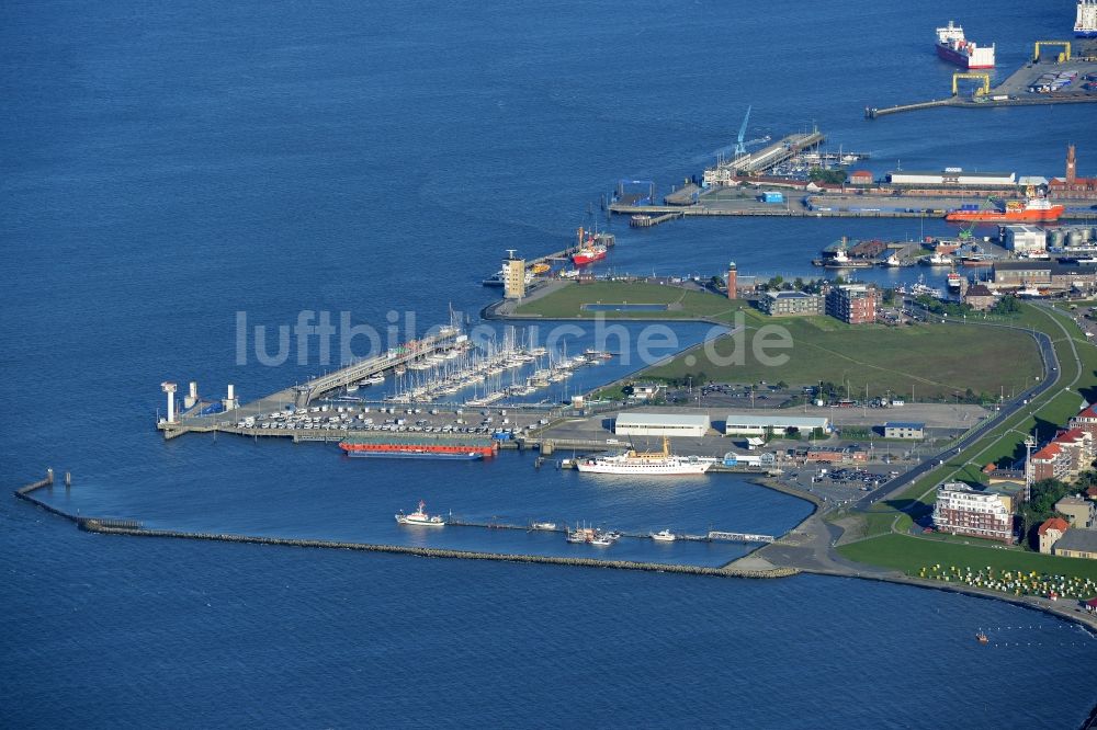 Cuxhaven von oben - Belade- Verladestation im Hafenbereich des Amerikahafens mit dem Pier Steubenhöft in Cuxhaven im Bundesland Niedersachsen