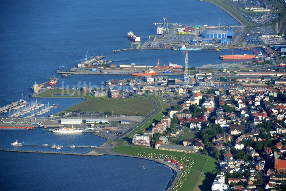 Cuxhaven aus der Vogelperspektive: Belade- Verladestation im Hafenbereich des Amerikahafens mit dem Pier Steubenhöft in Cuxhaven im Bundesland Niedersachsen