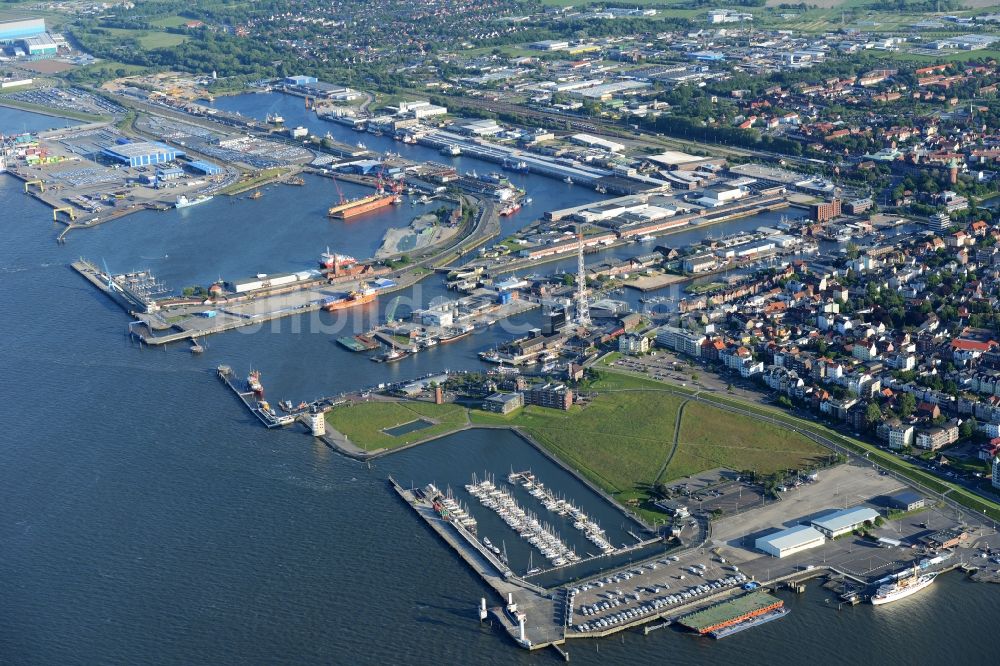 Luftbild Cuxhaven - Belade- Verladestation im Hafenbereich des Amerikahafens mit dem Pier Steubenhöft in Cuxhaven im Bundesland Niedersachsen