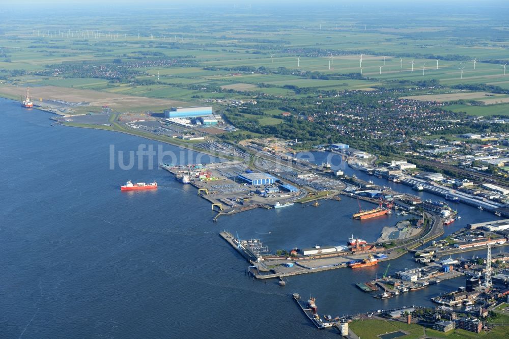 Luftaufnahme Cuxhaven - Belade- Verladestation im Hafenbereich des Amerikahafens mit dem Pier Steubenhöft in Cuxhaven im Bundesland Niedersachsen