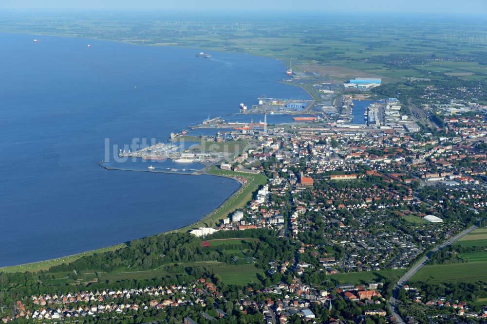 Cuxhaven von oben - Belade- Verladestation im Hafenbereich des Amerikahafens mit dem Pier Steubenhöft in Cuxhaven im Bundesland Niedersachsen