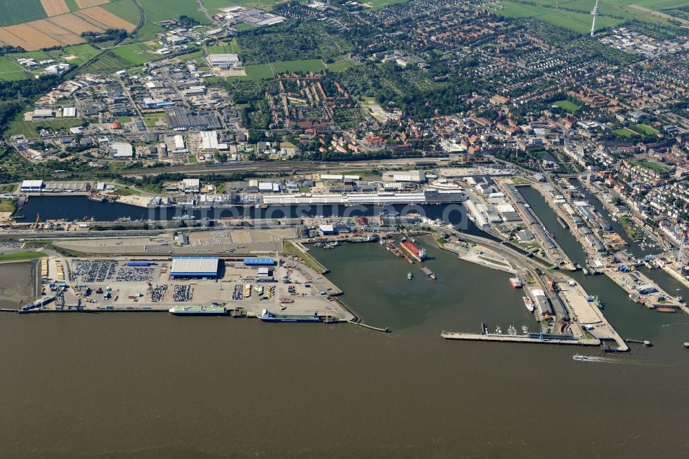 Cuxhaven aus der Vogelperspektive: Belade- Verladestation im Hafenbereich des Amerikahafens mit dem Pier Steubenhöft in Cuxhaven im Bundesland Niedersachsen