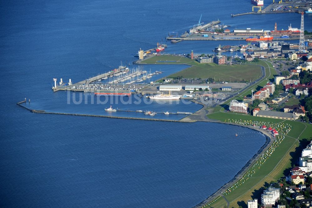 Luftbild Cuxhaven - Belade- Verladestation im Hafenbereich des Amerikahafens mit dem Pier Steubenhöft in Cuxhaven im Bundesland Niedersachsen