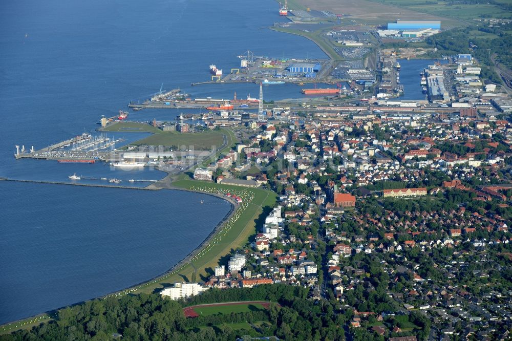 Luftaufnahme Cuxhaven - Belade- Verladestation im Hafenbereich des Amerikahafens mit dem Pier Steubenhöft in Cuxhaven im Bundesland Niedersachsen