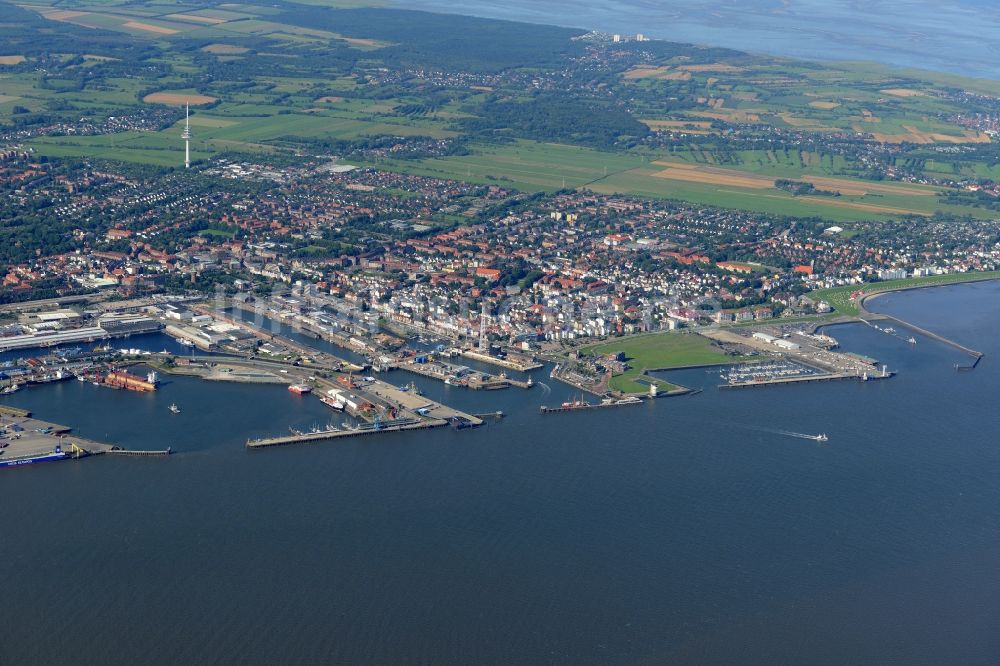 Cuxhaven aus der Vogelperspektive: Belade- Verladestation im Hafenbereich des Amerikahafens mit dem Pier Steubenhöft in Cuxhaven im Bundesland Niedersachsen