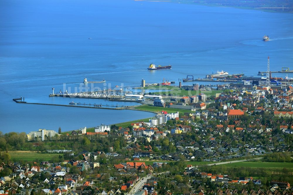 Luftbild Cuxhaven - Belade- Verladestation im Hafenbereich des Amerikahafens mit dem Pier Steubenhöft in Cuxhaven im Bundesland Niedersachsen