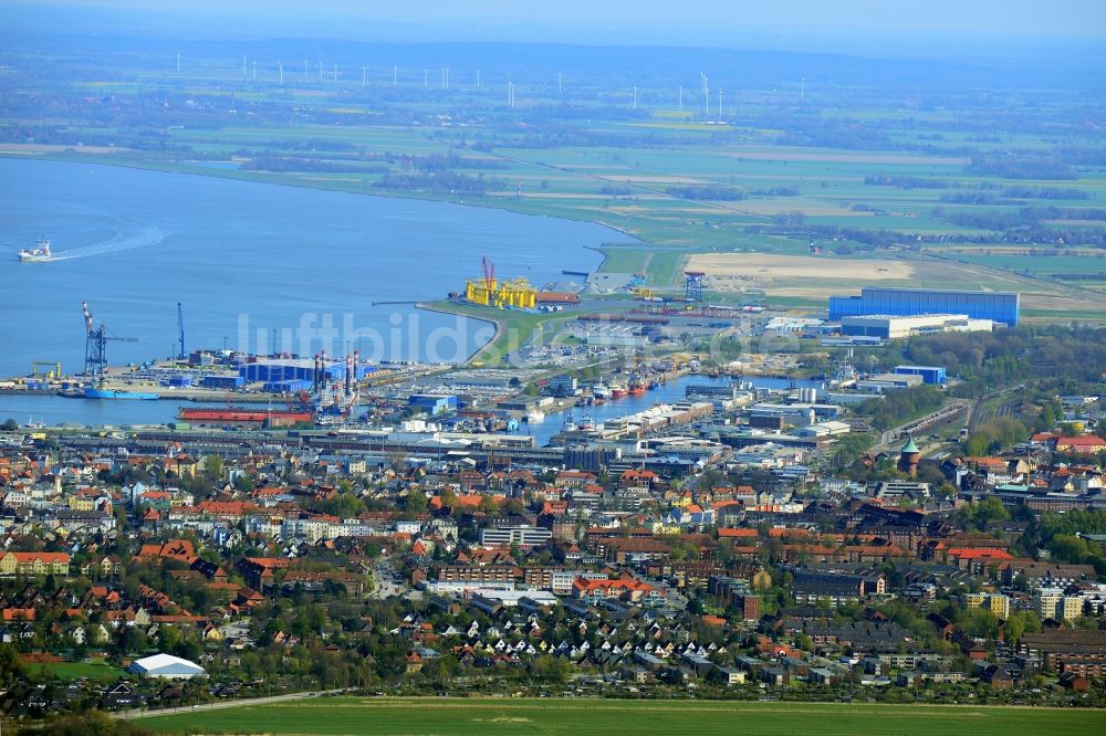 Luftaufnahme Cuxhaven - Belade- Verladestation im Hafenbereich des Amerikahafens mit dem Pier Steubenhöft in Cuxhaven im Bundesland Niedersachsen