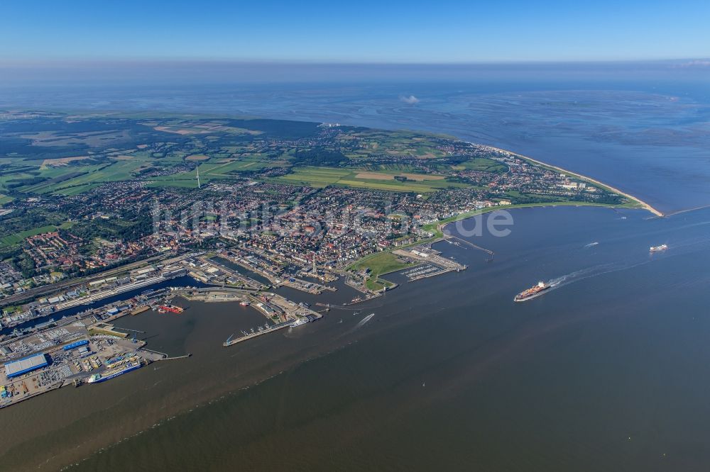 Luftaufnahme Cuxhaven - Belade- Verladestation im Hafenbereich des Amerikahafens mit dem Pier Steubenhöft in Cuxhaven im Bundesland Niedersachsen