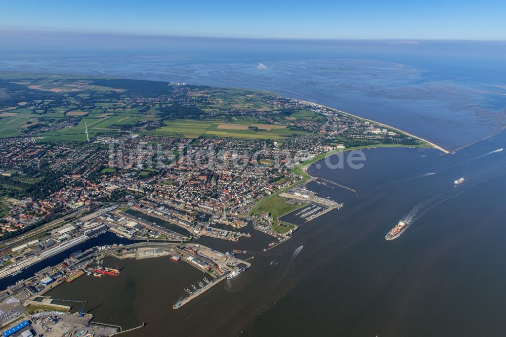 Cuxhaven von oben - Belade- Verladestation im Hafenbereich des Amerikahafens mit dem Pier Steubenhöft in Cuxhaven im Bundesland Niedersachsen