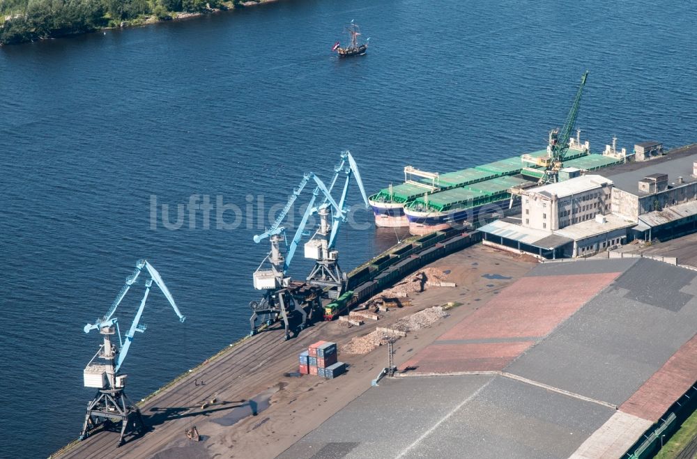 Luftbild Riga - Belade- Verladestation für Kohle und Schüttgüter im Hafenbereich in Riga in , Lettland