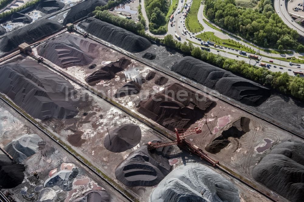 Hamburg aus der Vogelperspektive: Belade- Verladestation für Sande und Schüttgüter im Hafenbereich Hansaport in Hamburg und Müllverwertungseinrichtung MVR Müllverwertung Rugenberger Damm GmbH & Co. KG