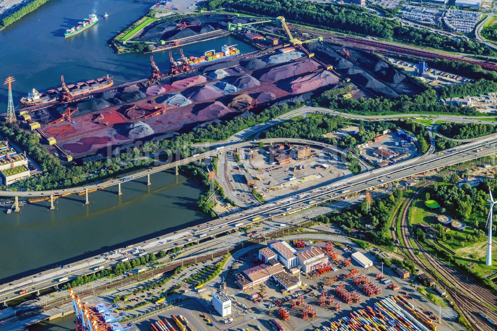 Hamburg von oben - Belade- Verladestation für Sande und Schüttgüter im Hafenbereich Hansaport in Hamburg und Müllverwertungseinrichtung MVR Müllverwertung Rugenberger Damm GmbH & Co. KG