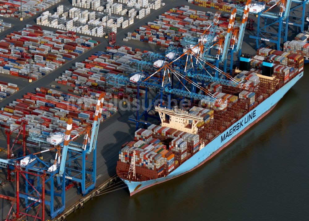 Bremerhaven von oben - Beladung eines Schiffes der Maersk Line im Containerhafen des Überseehafen in Bremerhaven im Bundesland Bremen, Deutschland