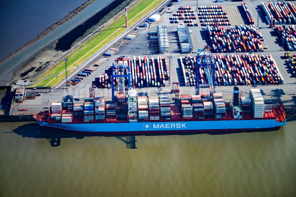 Bremerhaven von oben - Beladung eines Schiffes der Maersk Line im Containerhafen des Überseehafen in Bremerhaven im Bundesland Bremen, Deutschland