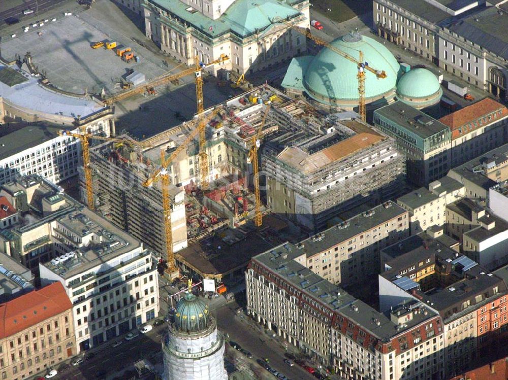 Berlin von oben - Belrin Mitte Bau des Hilton Hotels am Bebelplatz