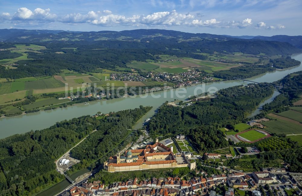 Luftbild Melk - Benediktinerkloster Stift Melk in Niederösterreich bei Melk am Ufer der Donau in Österreich