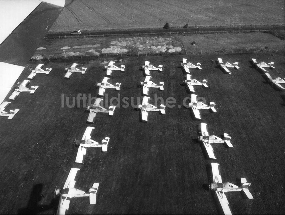 Luftbild - Über 50 ehemalige Agrarflugzeuge aus dem Umfeld von Magdeburg, Halle, Leipzig, Schwerin und Rostock fristen seit eineinhalb Jahren ein trauriges Dasein auf freiem Feld 23