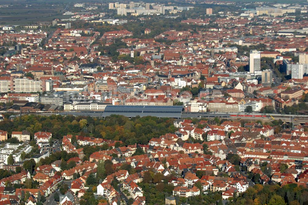 Erfurt aus der Vogelperspektive: Überblick auf die Löbervorstadt, den Hauptbahhof und die Altstadt von Erfurt