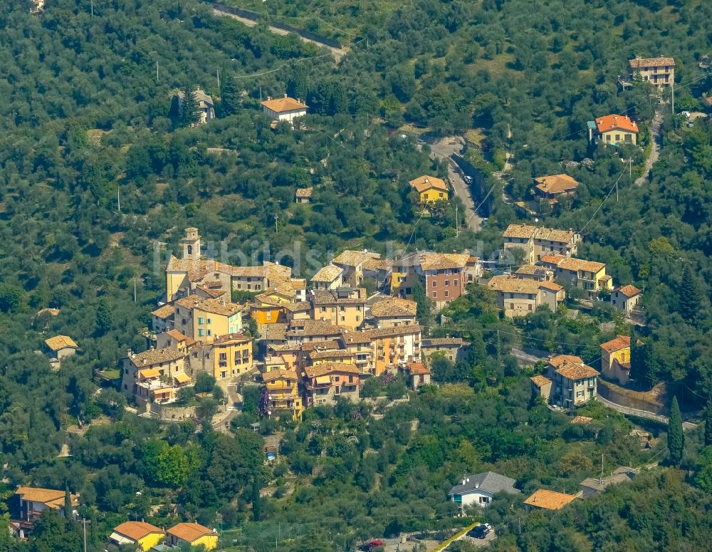 Luftbild Pai - Berdorf Pai am Meeres- Küstenbereich vom Garda See in Veneto, Italien. Das Dorf gehört zur Torri del Benaco Gemeinde