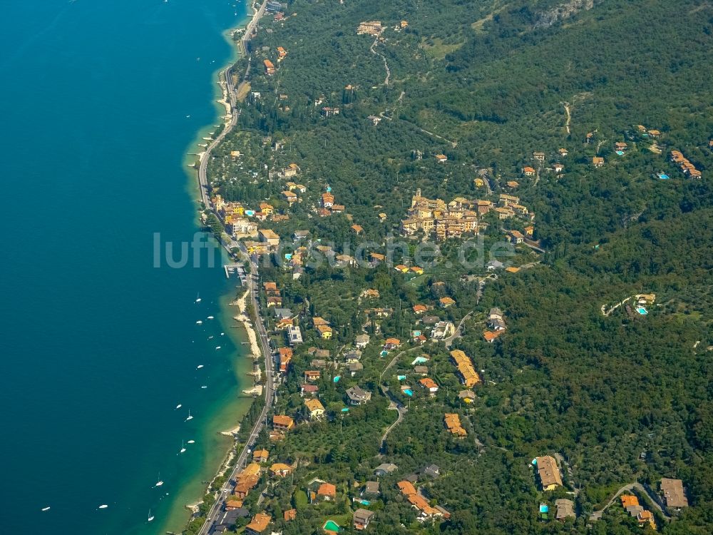 Luftaufnahme Pai - Berdorf Pai am Meeres- Küstenbereich vom Garda See in Veneto, Italien. Das Dorf gehört zur Torri del Benaco Gemeinde