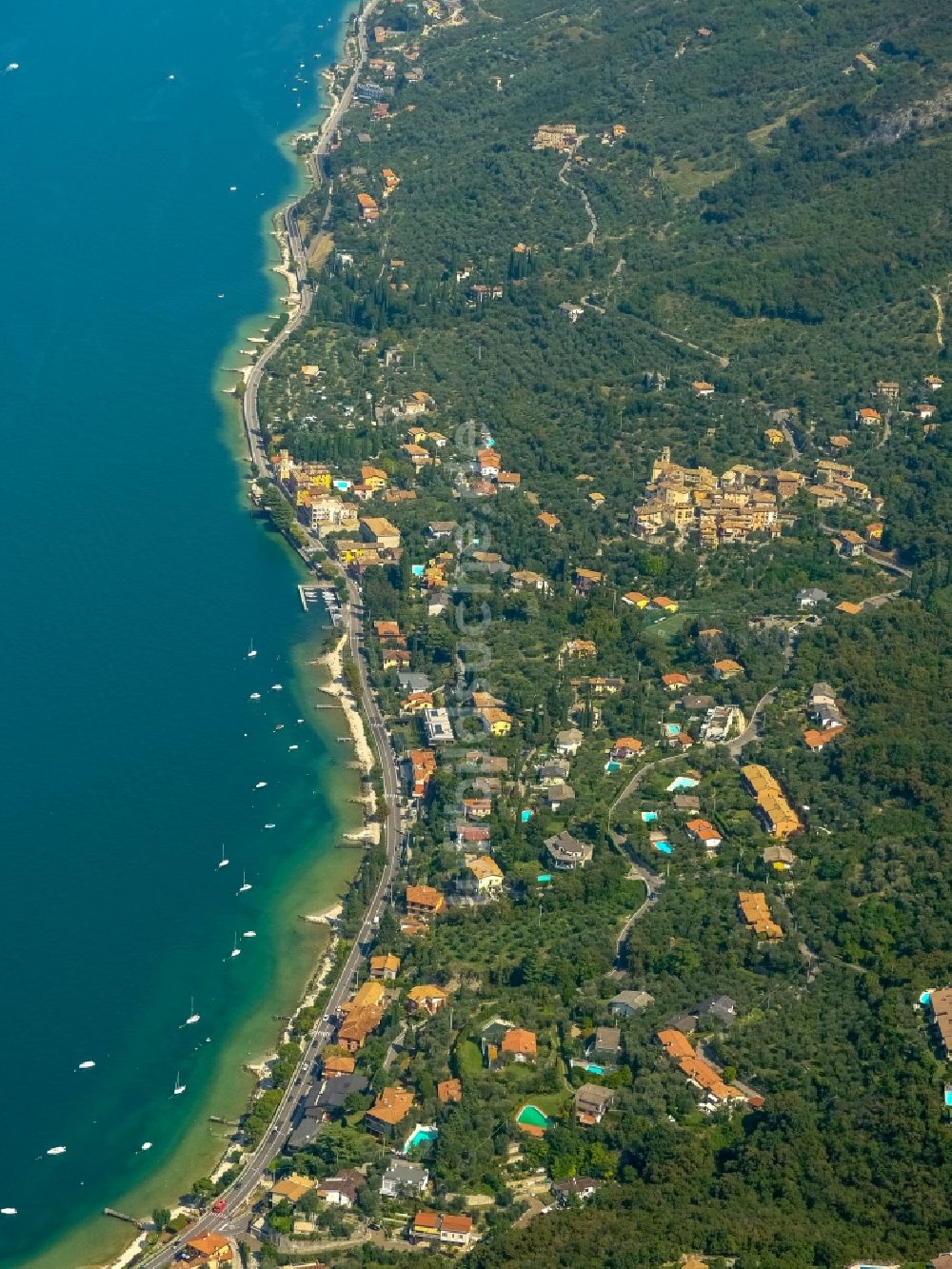 Pai von oben - Berdorf Pai am Meeres- Küstenbereich vom Garda See in Veneto, Italien. Das Dorf gehört zur Torri del Benaco Gemeinde