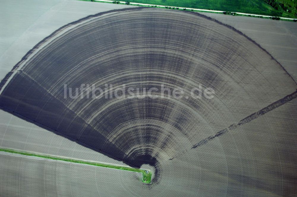 Baasdorf von oben - Beregnungsanlage auf einem Feld nordwestlich von Baasdorf in Sachsen-Anhalt