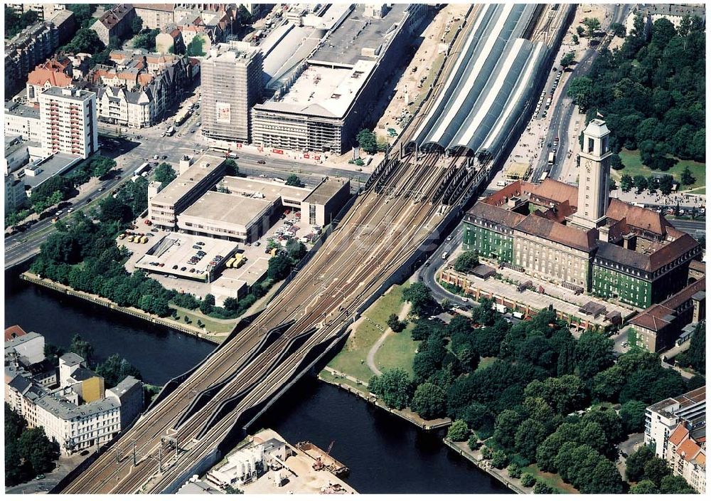 Berlin - Spandau aus der Vogelperspektive: Bereich am Bahnhof Berlin - Spandau mit der neuen Havelbrücke.