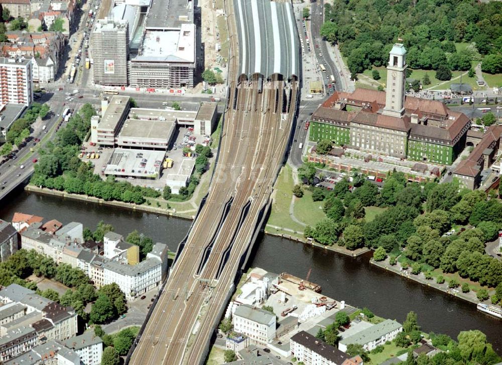 Berlin - Spandau von oben - Bereich am Bahnhof Berlin - Spandau mit der neuen Havelbrücke.