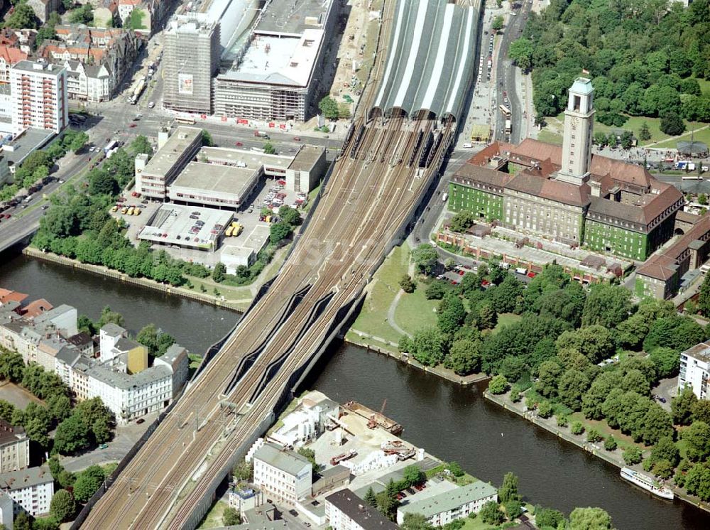 Berlin - Spandau aus der Vogelperspektive: Bereich am Bahnhof Berlin - Spandau mit der neuen Havelbrücke.