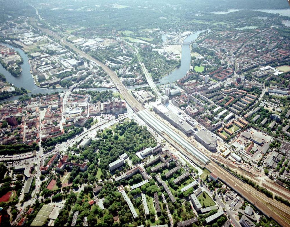 Luftbild Berlin - Spandau - Bereich am Bahnhof Berlin - Spandau mit der neuen Havelbrücke.