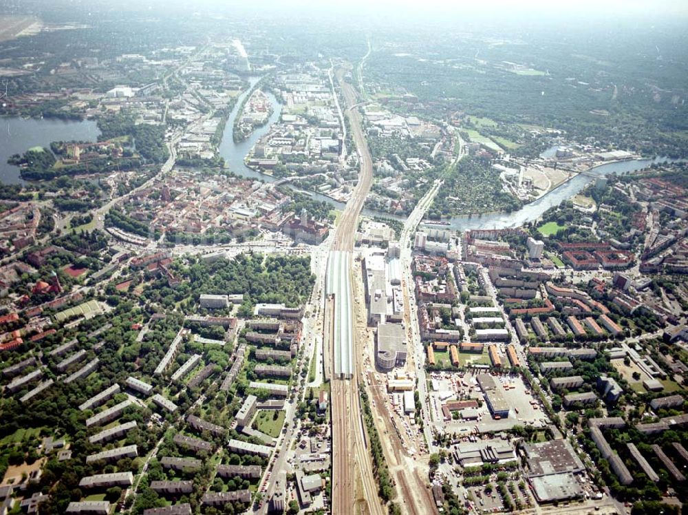 Luftaufnahme Berlin - Spandau - Bereich am Bahnhof Berlin - Spandau mit der neuen Havelbrücke.