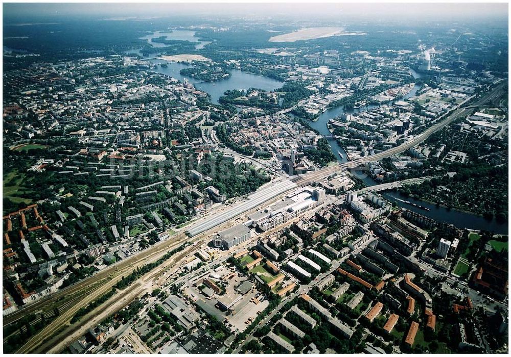 Berlin - Spandau von oben - Bereich am Bahnhof Berlin - Spandau mit der neuen Havelbrücke.