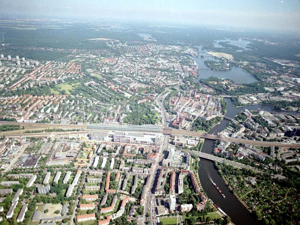 Berlin - Spandau aus der Vogelperspektive: Bereich am Bahnhof Berlin - Spandau mit der neuen Havelbrücke.