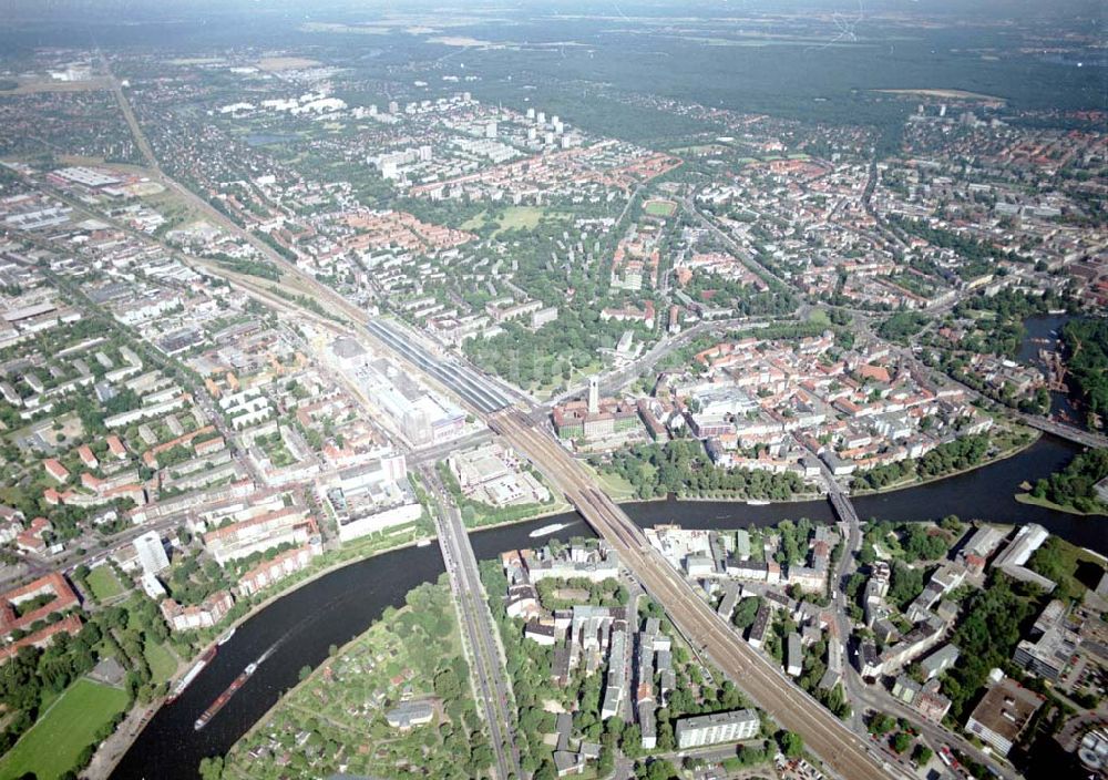 Luftbild Berlin - Spandau - Bereich am Bahnhof Berlin - Spandau mit der neuen Havelbrücke.