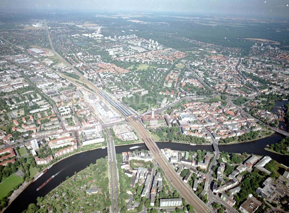 Luftaufnahme Berlin - Spandau - Bereich am Bahnhof Berlin - Spandau mit der neuen Havelbrücke.