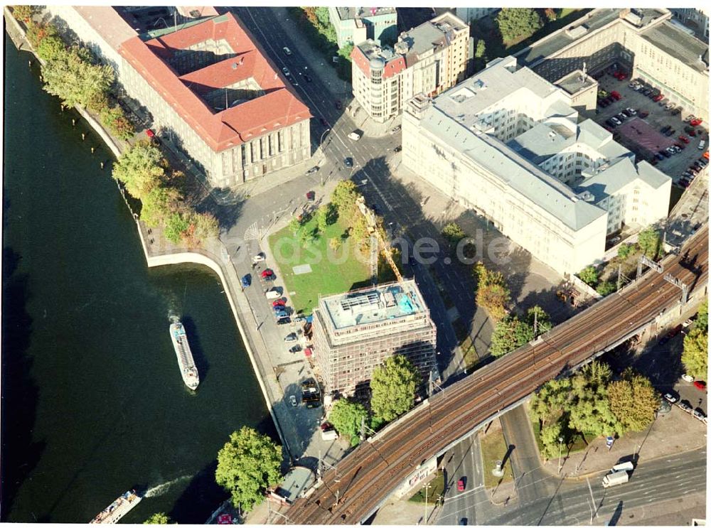 Berlin aus der Vogelperspektive: Bereich S-Bahnhof Jannowitzbrücke in Berlin Mitte, Neubau des Geschäftshauses vom Sozialverband Deutschland.