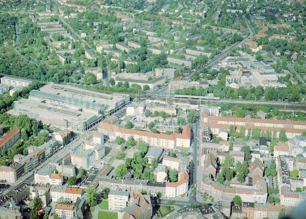 Berlin - Köpenick aus der Vogelperspektive: Bereich der Bahnhofsstraße in Berlin - Köpenick mit dem Köpenick-Center..