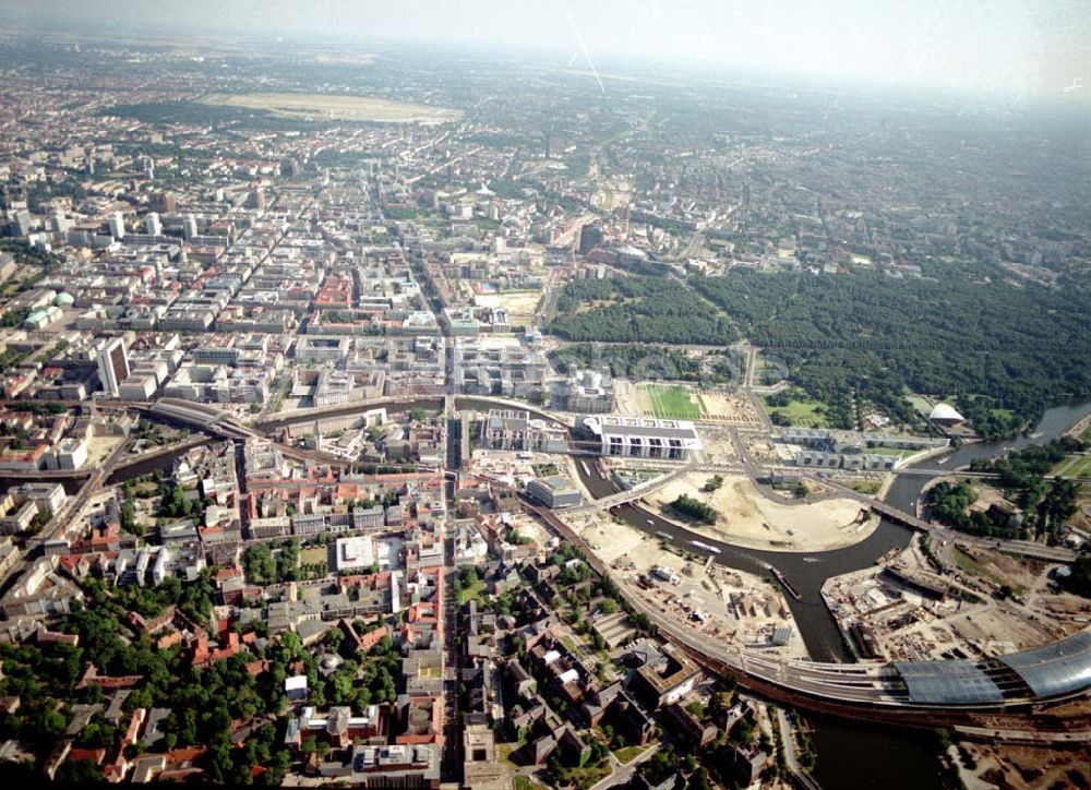 Berlin / Tiergarten aus der Vogelperspektive: Bereich Bhf. Friedrichstraße in Berlin - Mitte bis zum Reichstag, Lehrter Bhf. im Tiergarten. 08.07.02