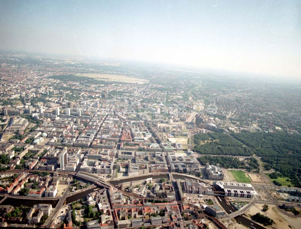 Berlin / Tiergarten von oben - Bereich Bhf. Friedrichstraße in Berlin - Mitte bis zum Reichstag im Tiergarten. 08.07.02