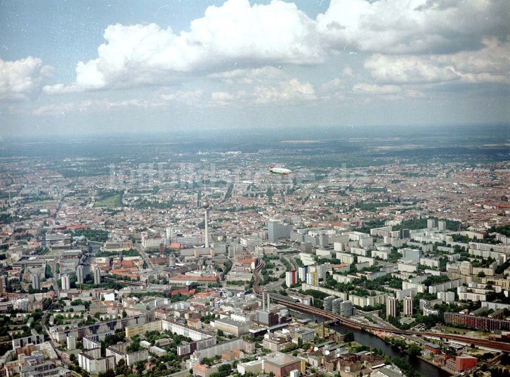 Berlin aus der Vogelperspektive: Bereich an der Jannowitzbrücke von Osten her in Berlin - Mitte.