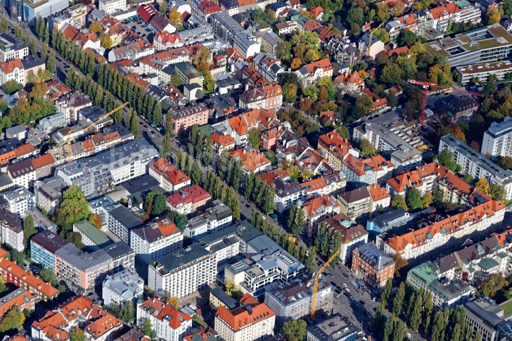 Luftaufnahme München - Bereich der Kreuzung Leopoldstraße und Ainmillerstraße im Stadtteil Schwabing in München im Bundesland Bayern